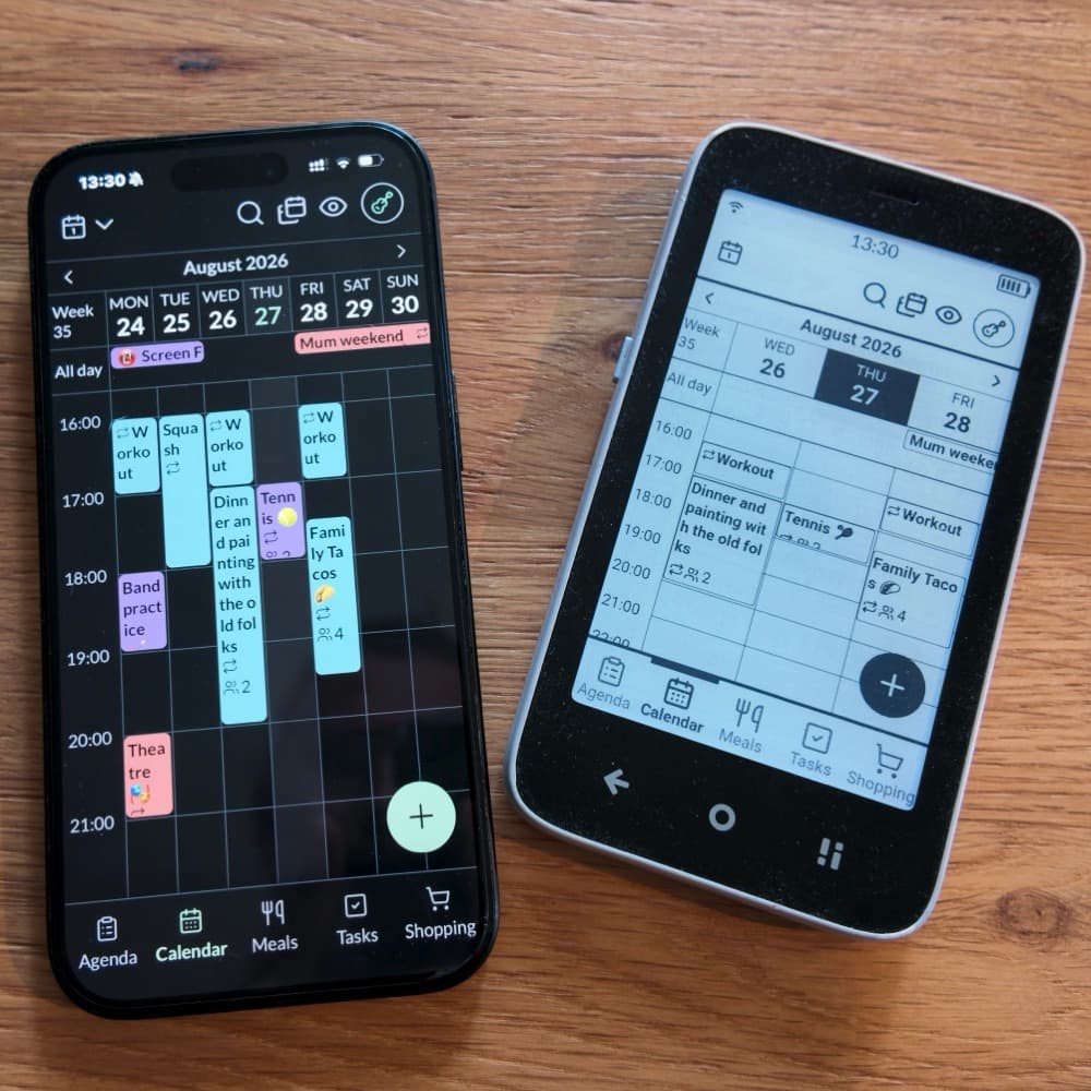 The same calendar week side by side on an iPhone and on a Mudita Kompakt e-paper phone.